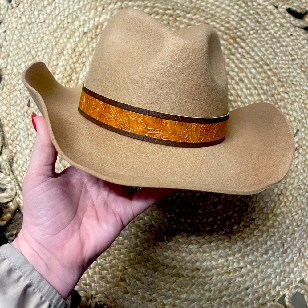 Men’s light brown vintage felt leather band shaped hat. 7 3/4-7 7/8. Never worn